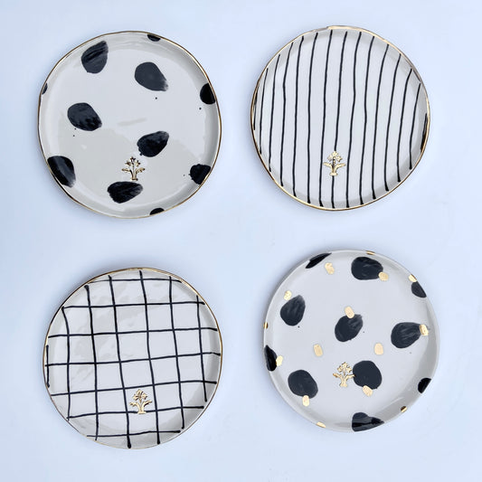 Set of 4 Dessert Plates With Gold Flower Motif Stamp