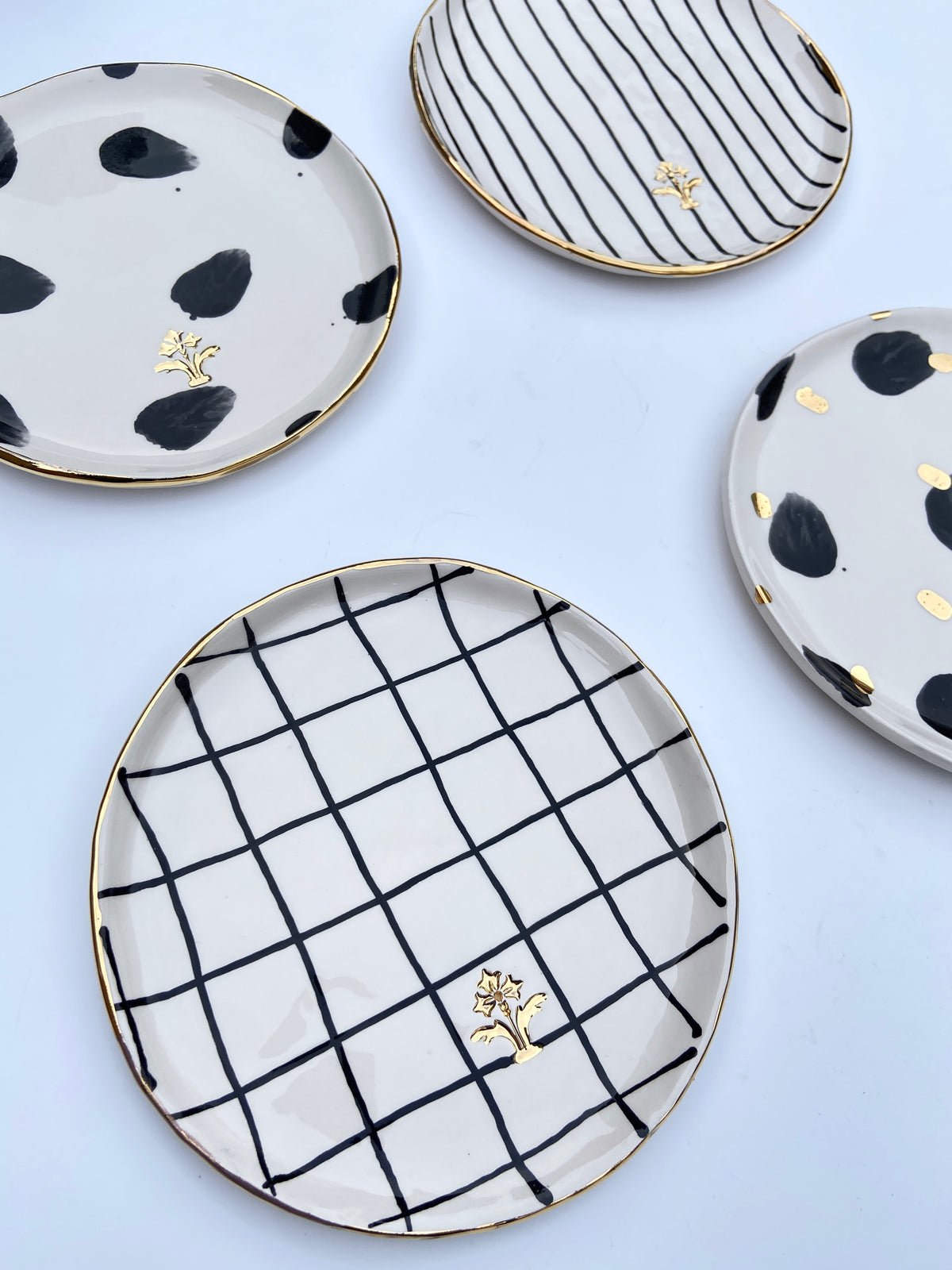 Set of 4 Dessert Plates With Gold Flower Motif Stamp
